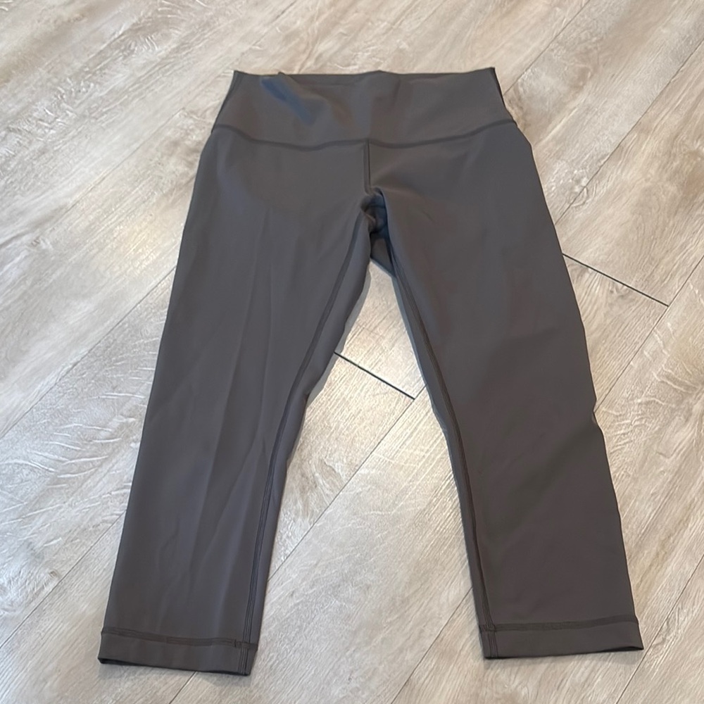 Lululemon Wonder Under 20” Crops Size 8 Olive Green